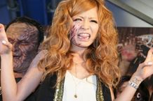 顔の右半分と右腕にアンデッドメイクを施し、登場した小森純