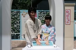 “届け思いハンドスタンプ”を作成した多部未華子と三浦春馬。今後“君に届けパワースポット”で展示される