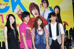 和気あいあいと語る栗山千明、溝端淳平、相武紗季、平岡祐太（写真左から）。アトラクションには、実際に撮影に使用されたネックマシーンが4人のサイン入りで展示されている