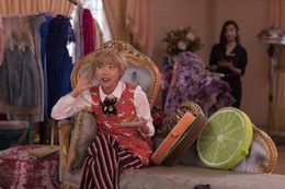 金髪ショートカットにウサギ柄のシャツ、赤＆黒ストライプのパンツというカラフルな出で立ちのペク(オークワフィナ)はレイチェルを支える頼もしい親友