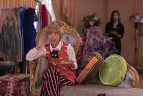 金髪ショートカットにウサギ柄のシャツ、赤＆黒ストライプのパンツというカラフルな出で立ちのペク(オークワフィナ)はレイチェルを支える頼もしい親友