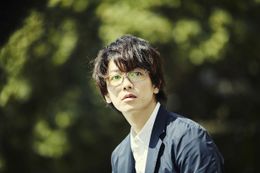 10月19日(金)公開の『億男』より、宝くじ当選により数奇な運命をたどる一男(佐藤健)。