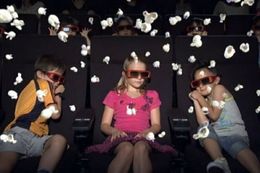 スクリーンから無数のポップコーンが飛び出してくるビジュアルは圧巻