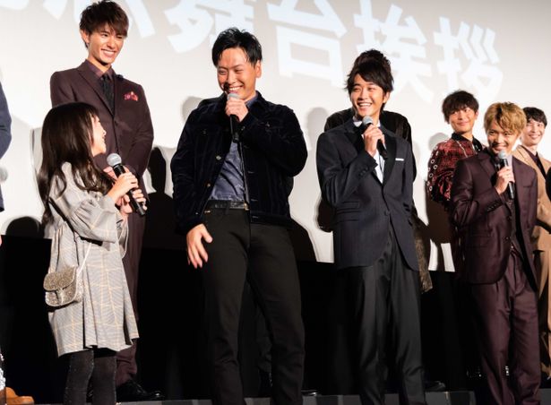 【写真を見る】山下健二郎＆佐藤寛太＆佐藤大樹、新井美羽の愛らしさにニンマリ