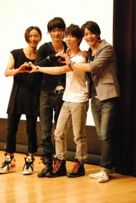 舞台挨拶には愛の言霊～世界の果てまで～』の植野堀まことも応援に駆けつけた