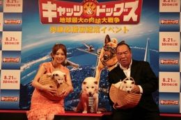 イベントに登場した小倉優子、カイくん、ガッツ石松、(小倉が抱いている)ソラくん、(ガッツが抱いている)ユメちゃん