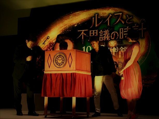 暗闇で真剣に魔法をかけるポンコツ魔法使いの佐藤