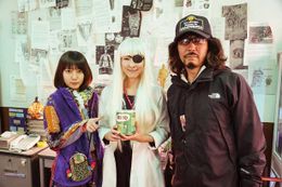 過去作との関連アイテムが登場するなど三木聡監督の遊び心が満載。「MILO」ならぬ「MIYO」って…？