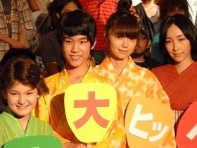 宮崎あおいや麻生久美子が『カラフル』初日舞台挨拶で浴衣を着て登壇