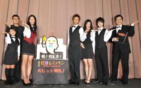 左から、さくらまや、落合正幸監督、工藤綾乃、森崎ウィン、剛力彩芽、 冨田佳輔、平田広明（MC、お化けギャルソン声優）が『怪談レストラン』初日舞台挨拶に登壇した