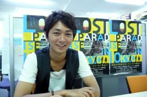 主人公・黒崎幹生に扮するのは『ランニング・オン・エンプティ』(09)等にも出演した小林且弥