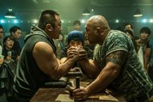 アームレスラーを演じるマ・ドンソク(写真左)