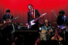 ファンを招いたライブ映像も登場