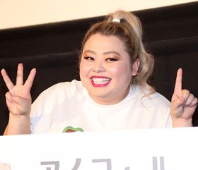 渡辺直美、サプライズバースデー祝いに大喜び！