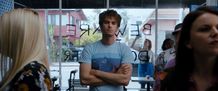 落書きを消す女性が着ていたのは“27クラブ”のメンバー、ジム・モリソンのTシャツ！