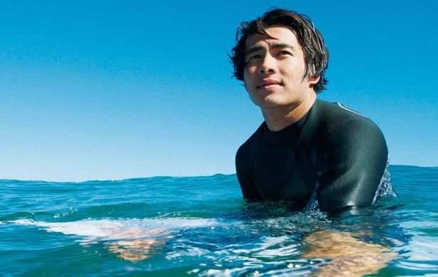 【写真を見る】サーファー役で俳優デビューした佐藤魁。もちろん劇中ではサーフィンを披露している！