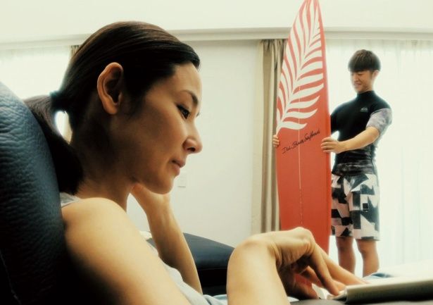 女手ひとつで息子のタカシ(佐野玲於)を育てたサチ(吉田羊)。しかし、2人の間に流れる空気はチグハグで…