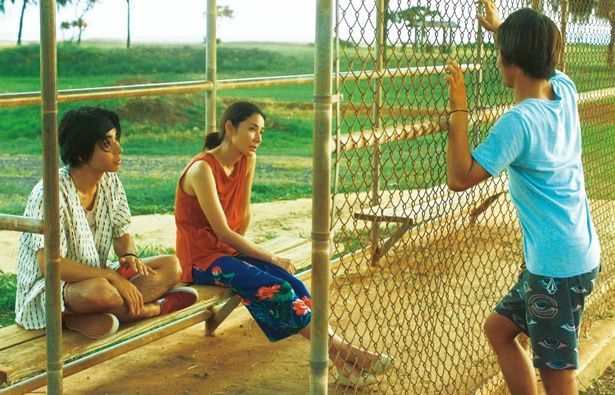 吉田羊、村上虹郎と一緒にカメラの前に立つ佐藤