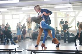 食堂を縦横無尽に駆け巡りながら歌って踊る最高にハッピーなシーン