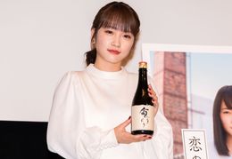 『恋のしずく』公開記念舞台挨拶に川栄李奈が登壇！
