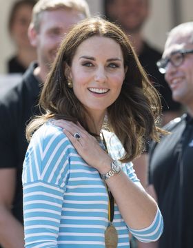 キャサリン妃の母キャロルの服に注目が集まる