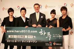 左から、キム・ボム、パク・シフ、イ・チャム社長、ハン・チェヨン、ユンホ