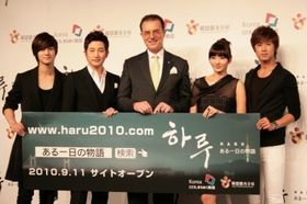 左から、キム・ボム、パク・シフ、イ・チャム社長、ハン・チェヨン、ユンホ