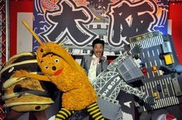 通天閣に串かつ、さらには御堂筋と、個性的なマスコットキャラが華麗なダンスを披露する