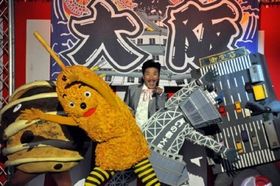 通天閣に串かつ、さらには御堂筋と、個性的なマスコットキャラが華麗なダンスを披露する
