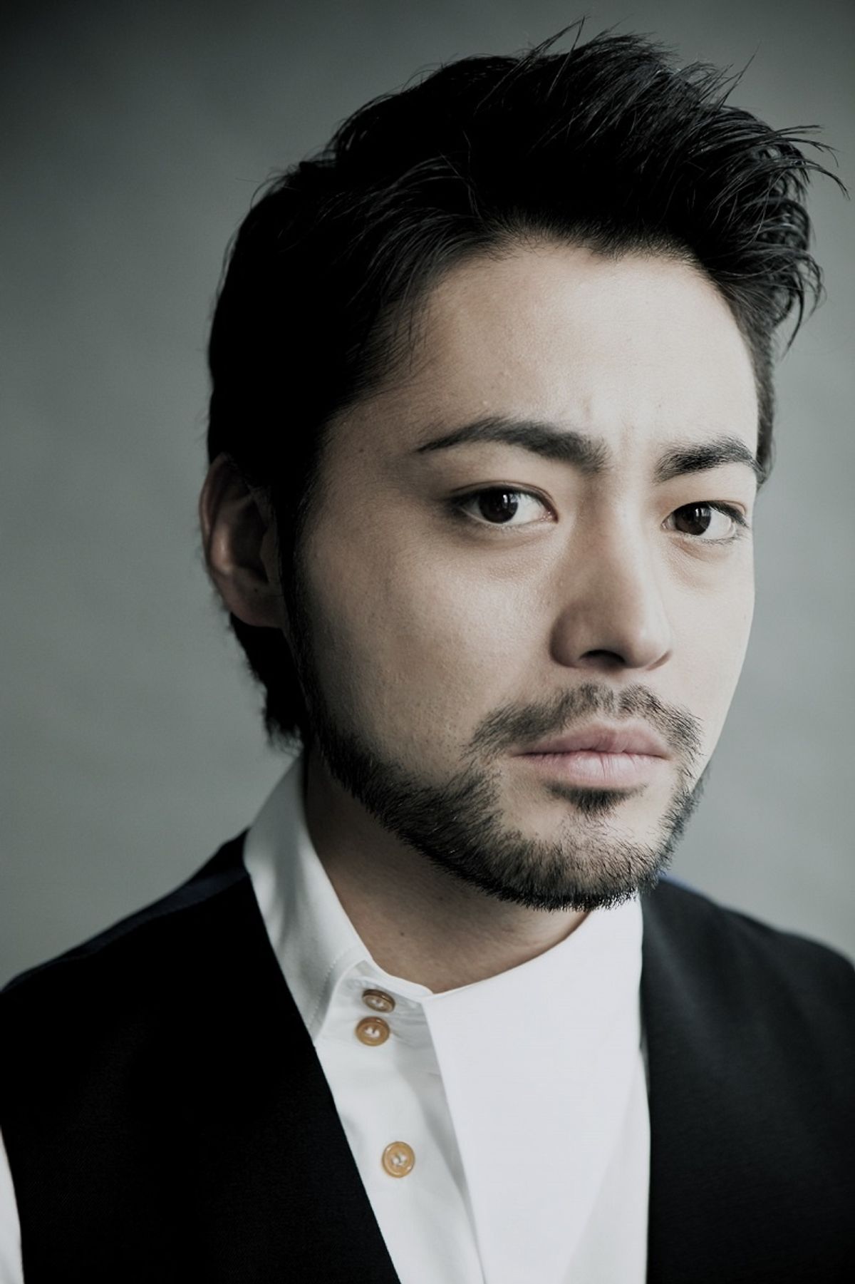 山田孝之「AV監督になります！」“帝王”の半生を描く「全裸監督」制作
