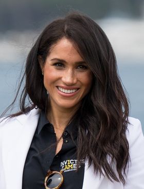 メーガン妃のドレスに注目集まる