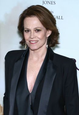 シガニー・ウィーバーが映画祭のレッドカーペットに登場