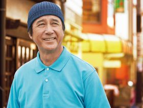 インしたシャツとニット帽がトレードマーク!?草刈正雄が等身大の定年世代を体現