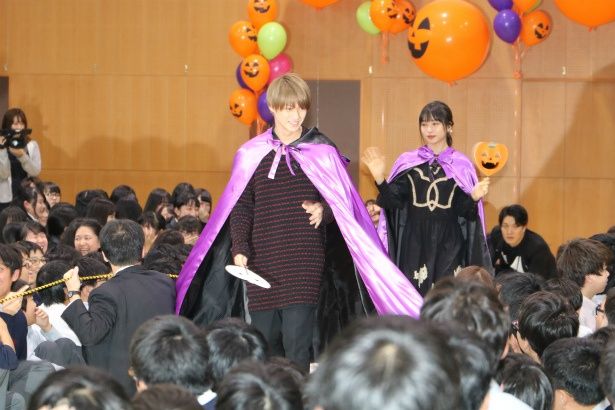 【写真を見る】ハロウィンのコスプレで登場した平野紫耀と桜井日奈子