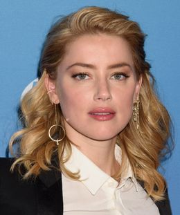 アンバー・ハードが露出度の高いドレス姿で登場