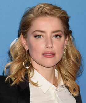 アンバー・ハードが露出度の高いドレス姿で登場