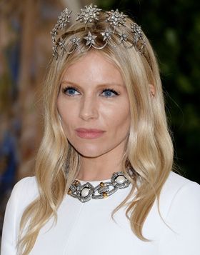 シエナ・ミラーのファッションがバッティング？