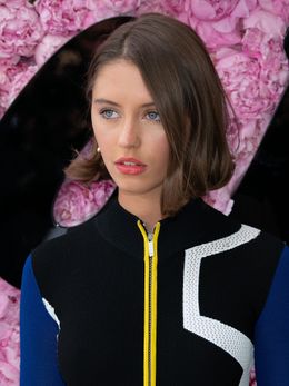 ジュード・ロウの娘アイリス、18歳のドレス姿が話題