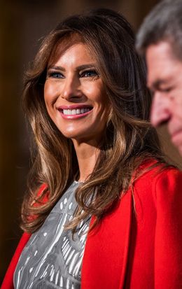 メラニア米大統領夫人のファッションに物議