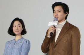 『ビブリア古書堂の事件手帖』の初日舞台挨拶に登壇した黒木華と野村周平