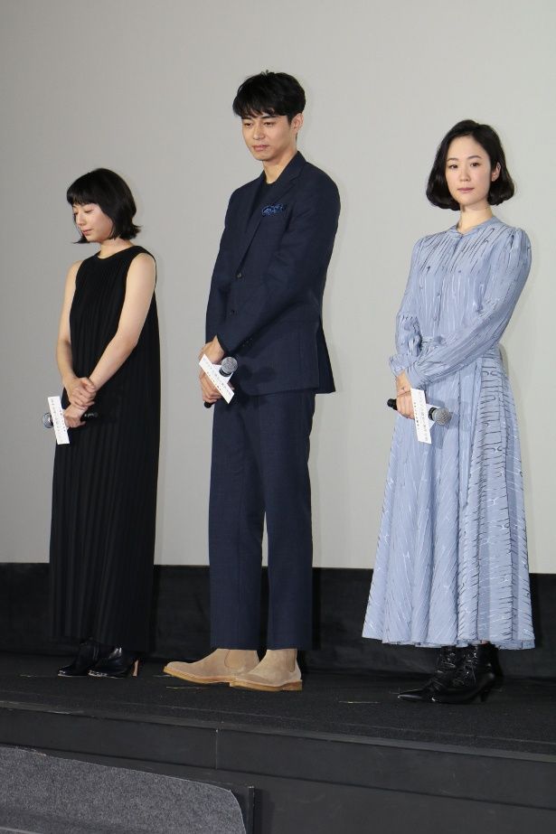 【写真を見る】黒木華や夏帆が可憐なワンピースで登壇した全身ショット