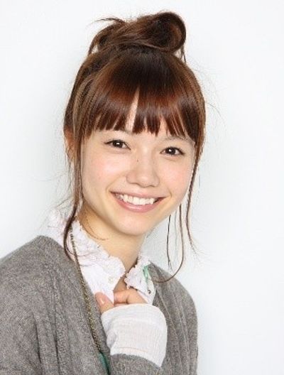 愛くるしい笑顔を見せる宮崎あおい