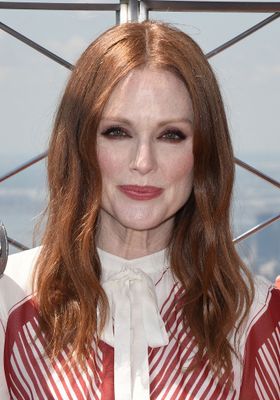 57歳のジュリアン・ムーア、首に年齢が表れた？