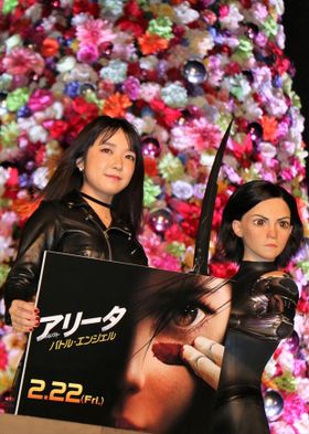 クールでスタイリッシュな戦士風の衣装で登場した女優の上白石萌音