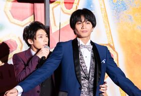 まるで『タイタニック』!?『ニセコイ』イベントでけんてぃーと岸くんがイチャイチャ！