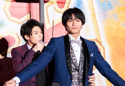 まるで『タイタニック』!?『ニセコイ』イベントでけんてぃーと岸くんがイチャイチャ！