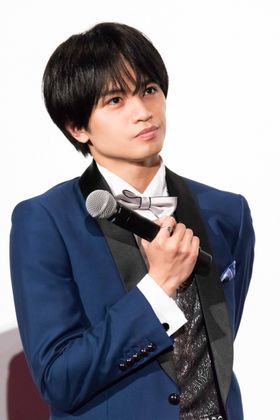 『ニセコイ』完成披露舞台挨拶に登壇したSexy Zoneの中島健人