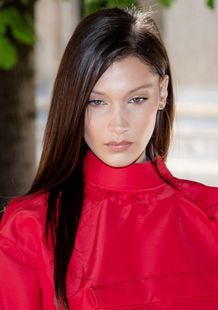 ベラ・ハディッドが過激ドレスで視線をくぎ付けに