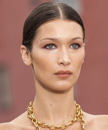 ベラ・ハディッドの卑猥すぎるファッションが話題に