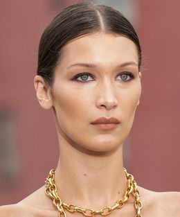 ベラ・ハディッドの卑猥すぎるファッションが話題に